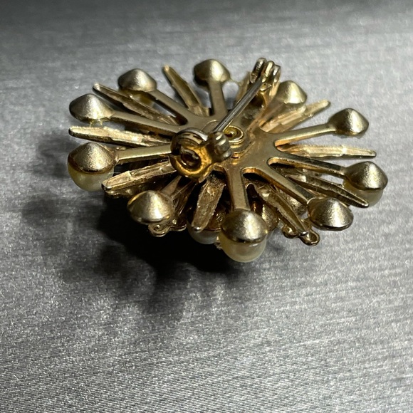 Tiered Pearl Bead & Rhinestone Snowflake Brooch Gold Tone Unsigned Vintage - Picture 5 of 6